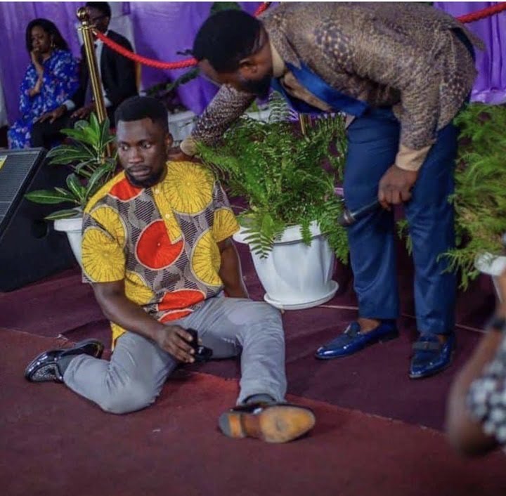 Lady Rejects Proposal Of Her Boyfriend In Church After Wearing Matching Outfits - Netizens React 4 Lady