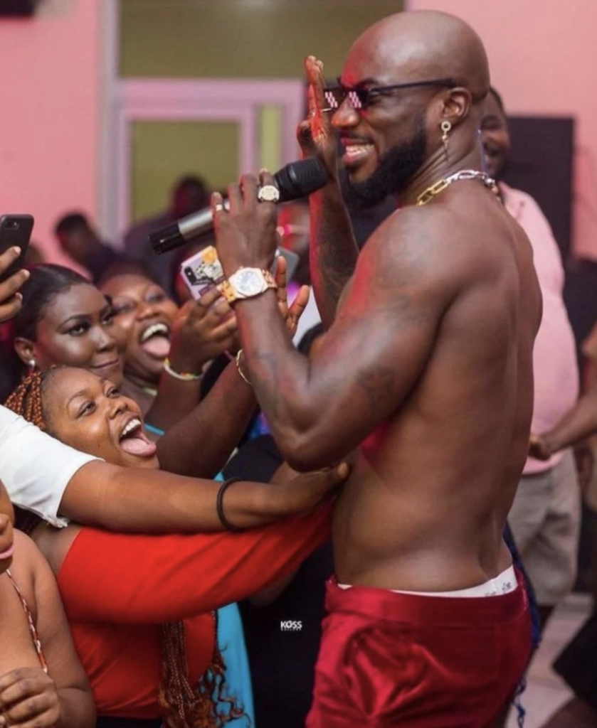 The Moment Female Fan Went On Stage For Kwabena Kwabena To 'GRIND' Her For Free 14 Screenshot 2022 02 22 at 5.53.01 AM