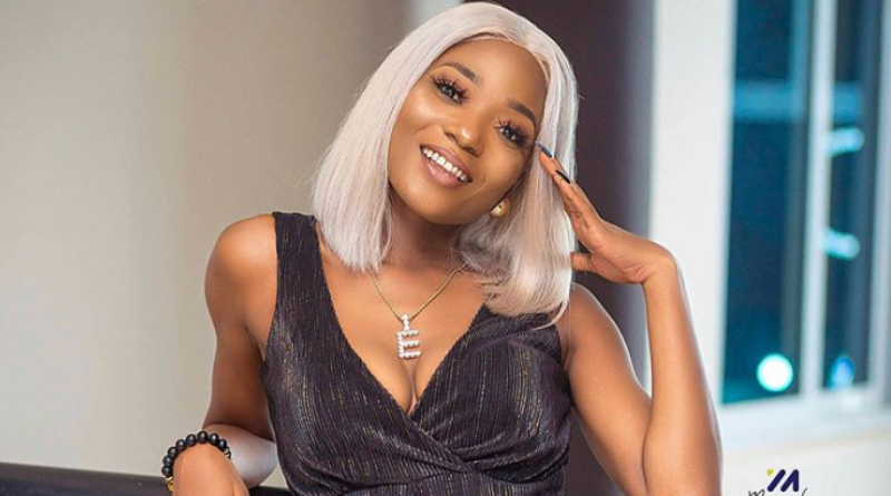 Efya causes a stir with her baby bump