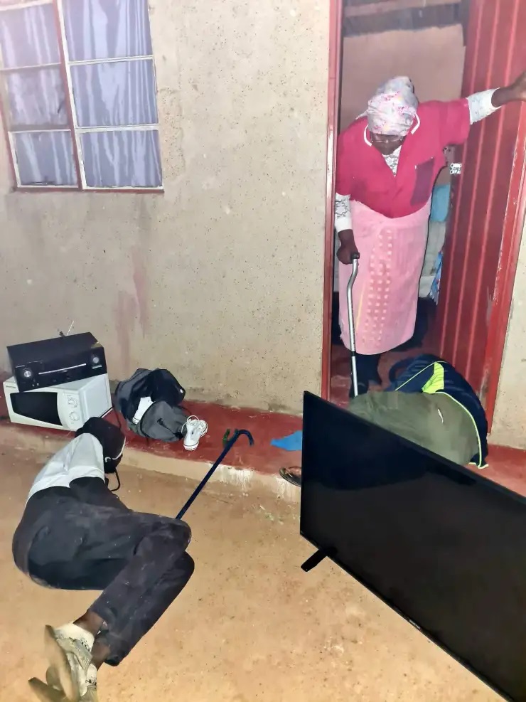 Thieves fall asleep right after stealing items from an old woman’s home 4 Thieves