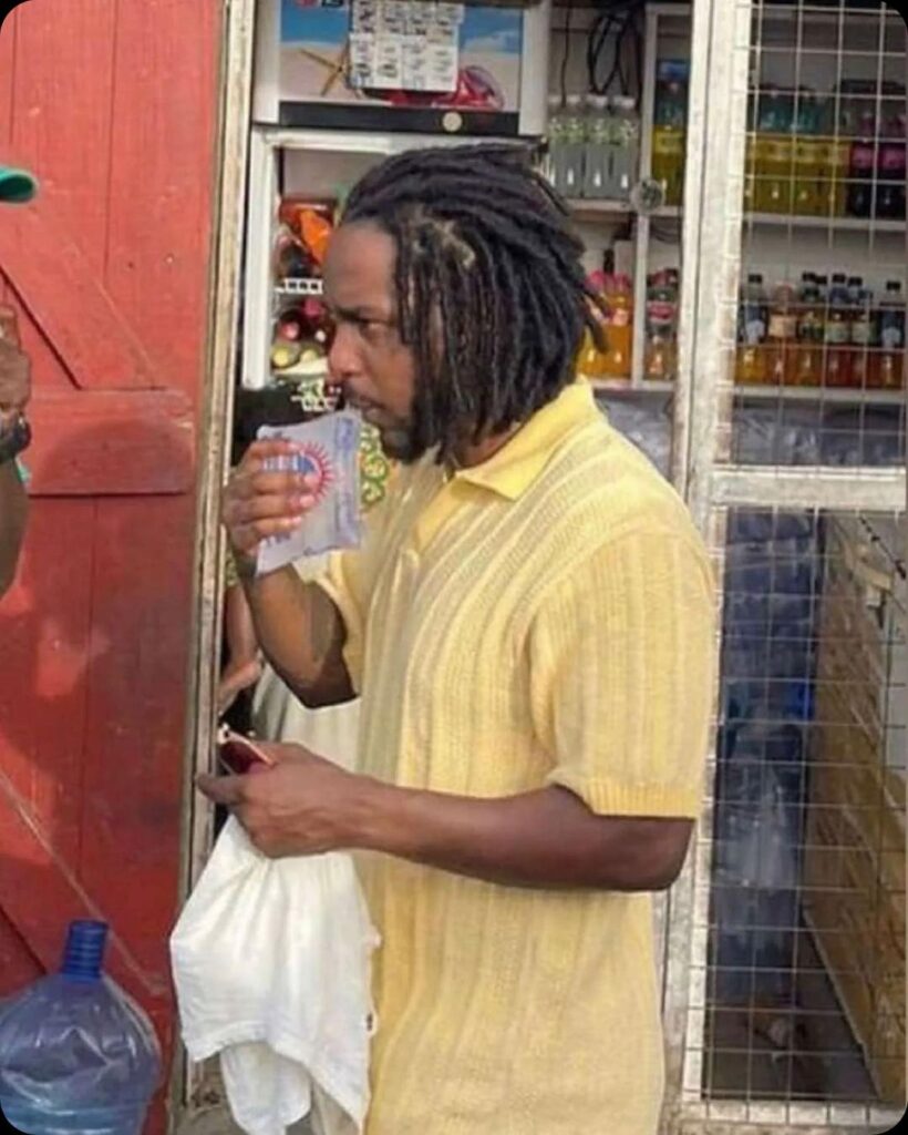 American Rapper, Kendrick Lamar See Drinking ‘Pure Water’ 2 FTWnkWhX0AEa TP