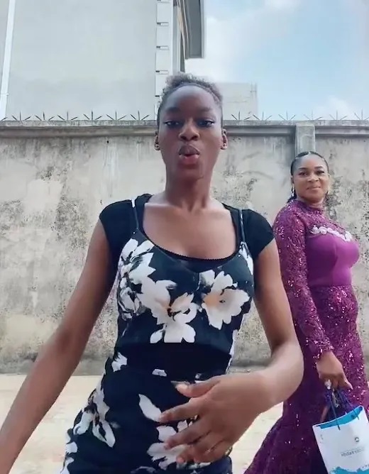 Moment Nigerian mother joined her daughter to do the “Kelly Dance” (WATCH) 3 NIgerian momma Kelly1