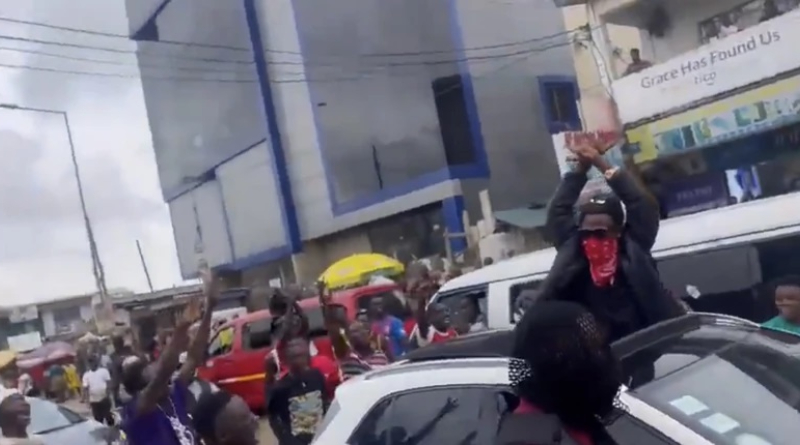 Shatta Wale's lookalike Causes Massive Traffic In Lapaz With His Benz And Bodyguards (VIDEO) 2 Shatta Wale's lookalike