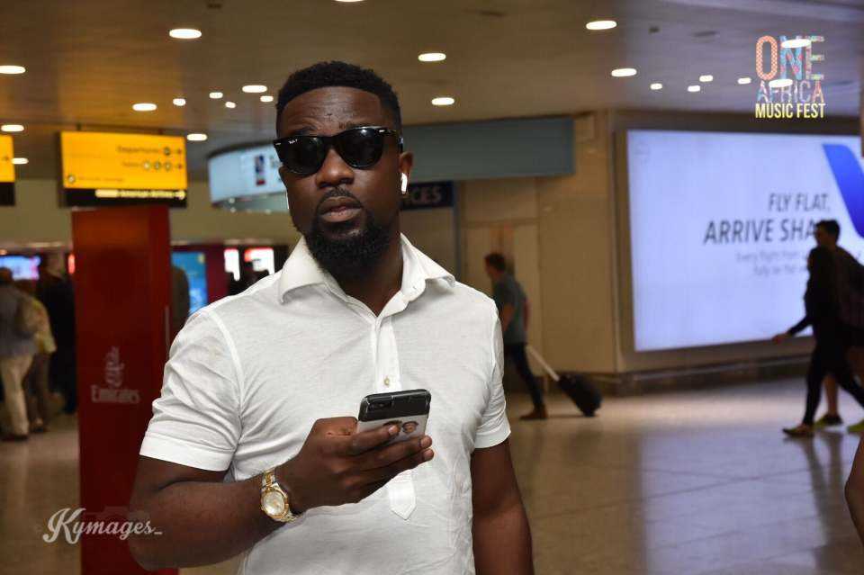 Sarkodie Hands Oboy Cj A Flashy Phone 3 Sarkodie Hands Oboy Cj A Flashy Phone