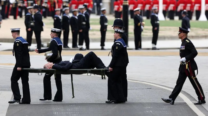 A policeman Collapses During Queen Elizabeth II's Funeral Procession 2 Elizabeth II's Funeral Procession