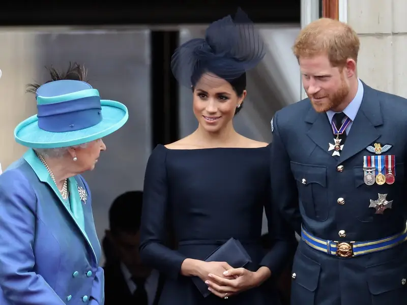 Heartwarming Reactions as Meghan and Prince Harry Hold Hands at Queen’s Vigil 3 Heartwarming Reactions as Meghan and Prince Harry Hold Hands at Queen’s Vigil