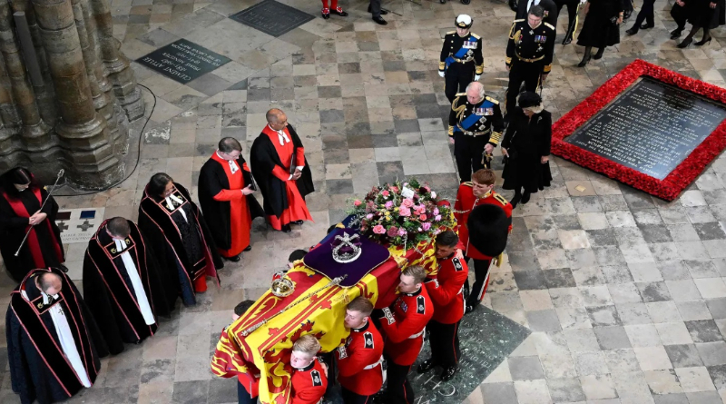 Man drops paper at queen's funeral: Twitter React 