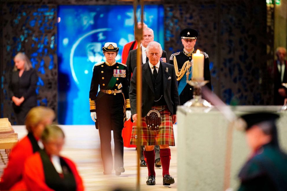 Queen Elizabeth's Coffin Arrives In Edinburgh As Mourners Line The Streets 4 Queen Elizabeth's Coffin