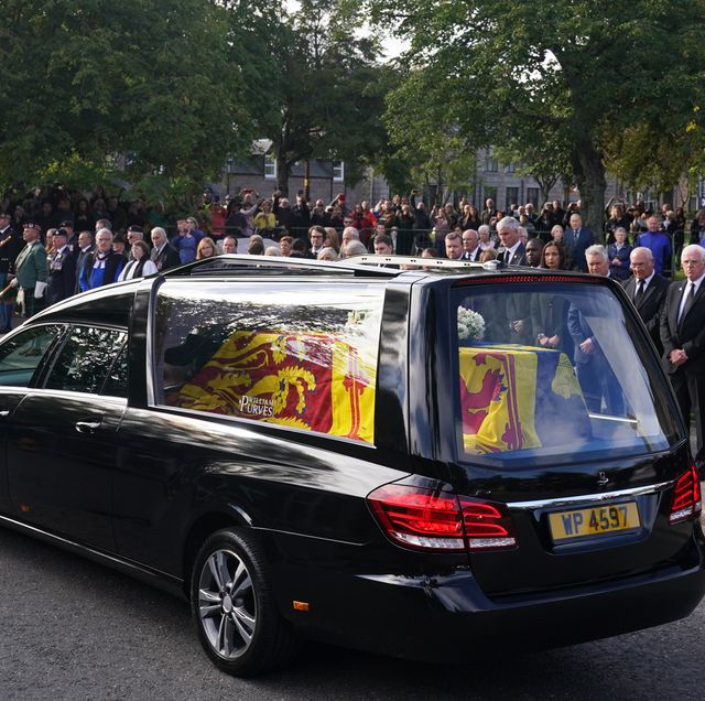 Queen Elizabeth's Coffin Arrives In Edinburgh As Mourners Line The Streets 3 Queen Elizabeth's Coffin