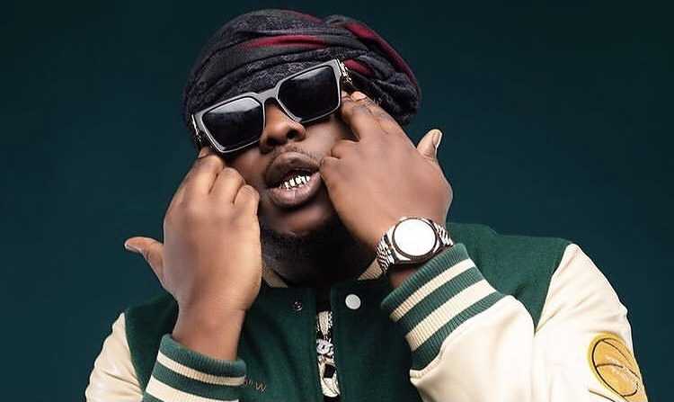 Medikal Welcomes Kyekyeku At His Extravagant Home To Play A Round Of FIFA Game 3 1666168825176