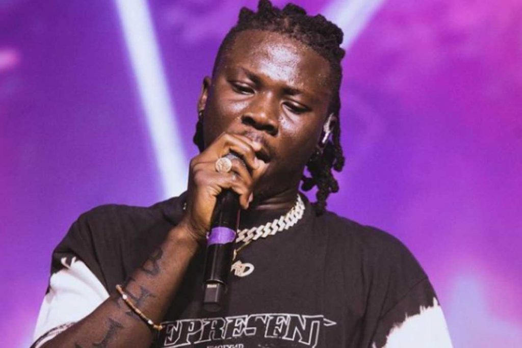 Stonebwoy Exhilarates His Fans As He Makes An Entrance In A Posh Wheel Drive To Mark The Music Video Debut Of 'Gidigba' 2 1666771231750 2