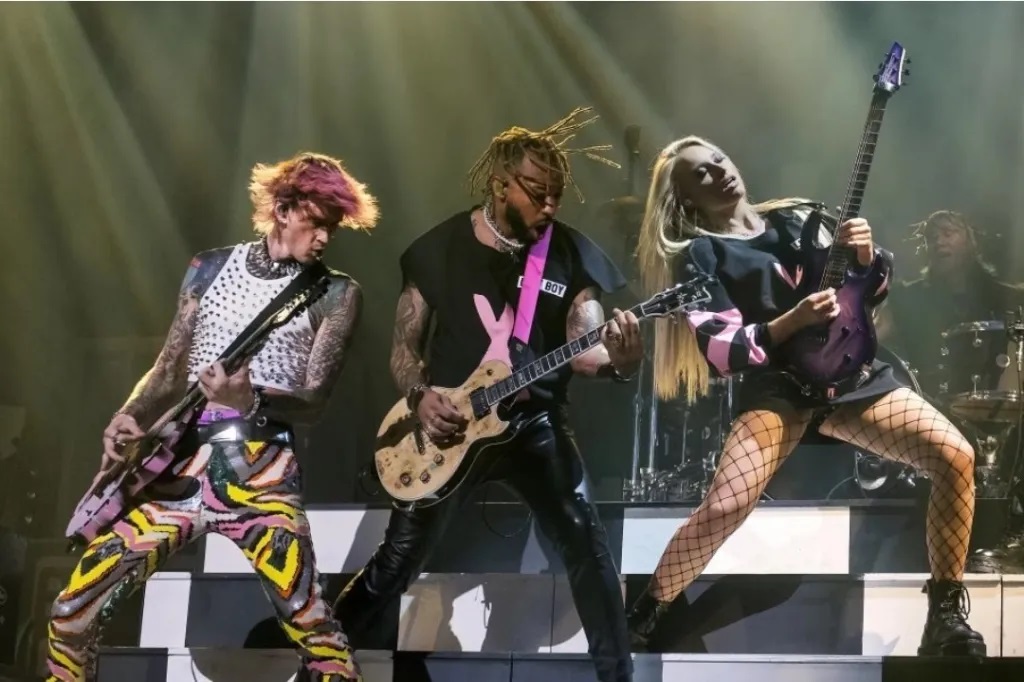 Machine Gun Kelly’s emotional message to fans as he pays tribute to Linkin Park’s late singer Chester Bennington 2 Chester Bennington