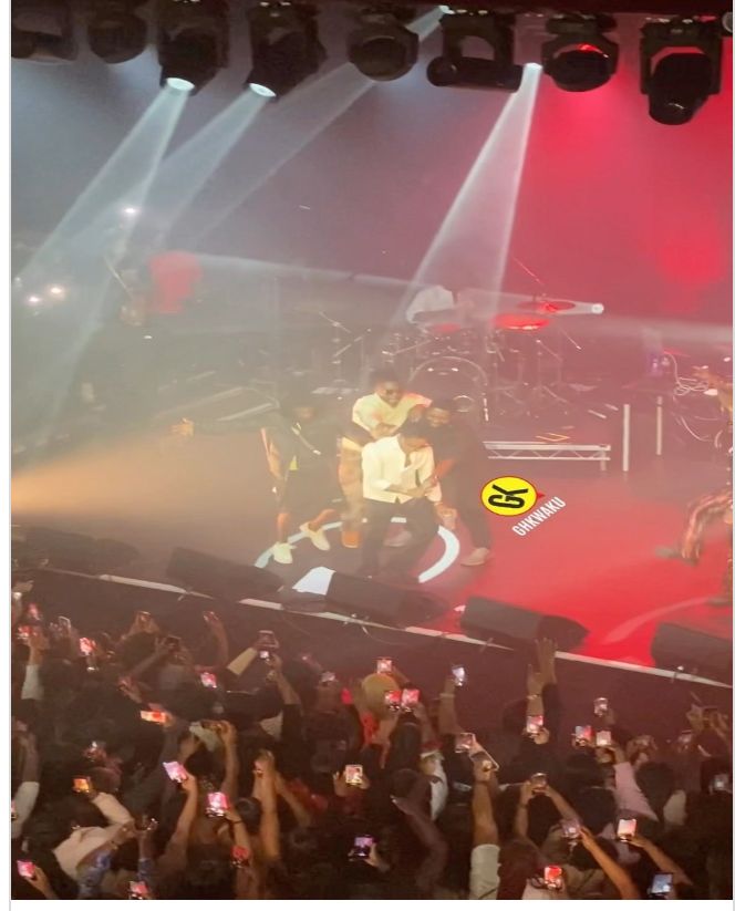 5Star World Tour: Wizkid Pulls A Surprise Act On King Promise During His Performance In London 2 Screenshot 20221111 082103
