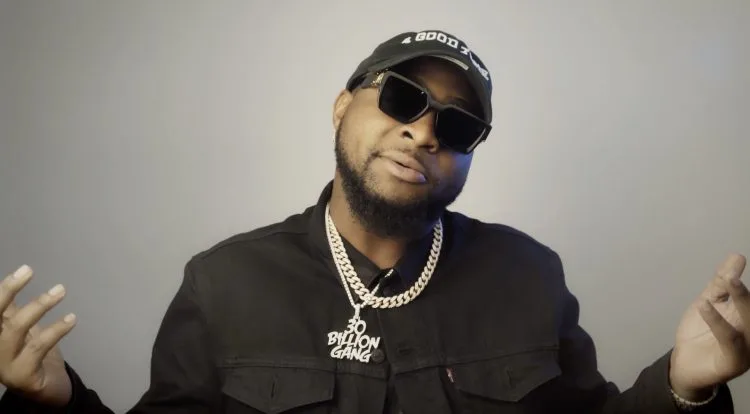 “You Are a Wicked Person!” – Davido Slams Fan for Bringing Baby to Concert 5 “You Are a Wicked Person!” – Davido Slams Fan for Bringing Baby to Concert